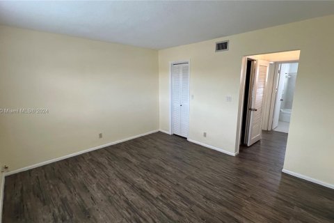 Condo in Lauderhill, Florida, 1 bedroom  № 1330182 - photo 11