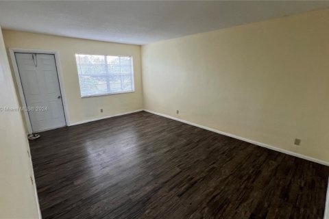 Condo in Lauderhill, Florida, 1 bedroom  № 1330182 - photo 9