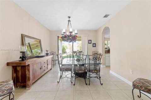 House in Cutler Bay, Florida 5 bedrooms, 366.5 sq.m. № 1330183 - photo 10