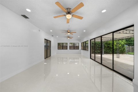 House in Miami, Florida 4 bedrooms, 253.72 sq.m. № 1272546 - photo 5