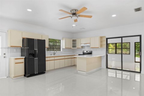 House in Miami, Florida 4 bedrooms, 253.72 sq.m. № 1272546 - photo 9