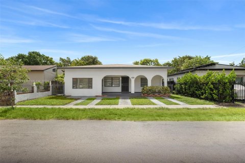 Casa en venta en Miami, Florida, 4 dormitorios, 253.72 m2 № 1272546 - foto 1