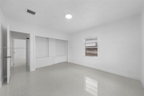 Casa en venta en Miami, Florida, 4 dormitorios, 253.72 m2 № 1272546 - foto 25