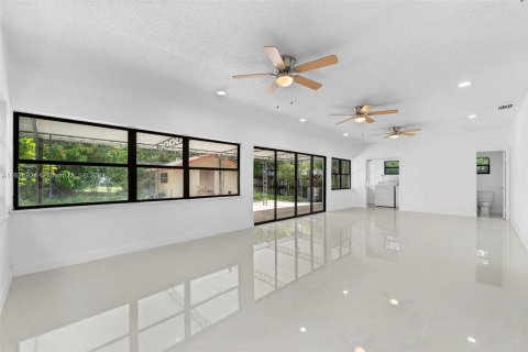 Casa en venta en Miami, Florida, 4 dormitorios, 253.72 m2 № 1272546 - foto 3