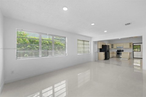 Casa en venta en Miami, Florida, 4 dormitorios, 253.72 m2 № 1272546 - foto 14