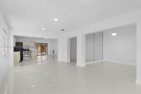 Casa en venta en Miami, Florida, 4 dormitorios, 253.72 m2 № 1272546 - foto 12