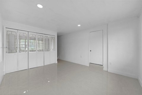 House in Miami, Florida 4 bedrooms, 253.72 sq.m. № 1272546 - photo 18