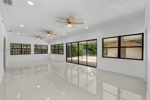 House in Miami, Florida 4 bedrooms, 253.72 sq.m. № 1272546 - photo 4