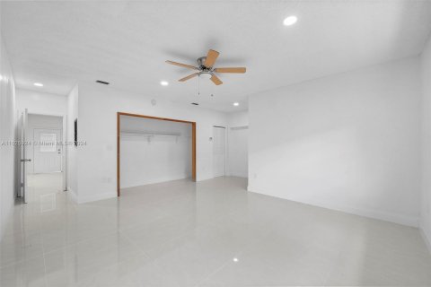 House in Miami, Florida 4 bedrooms, 253.72 sq.m. № 1272546 - photo 20