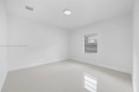 Casa en venta en Miami, Florida, 4 dormitorios, 253.72 m2 № 1272546 - foto 23