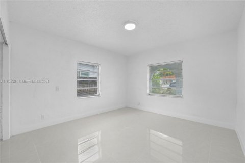 House in Miami, Florida 4 bedrooms, 253.72 sq.m. № 1272546 - photo 26