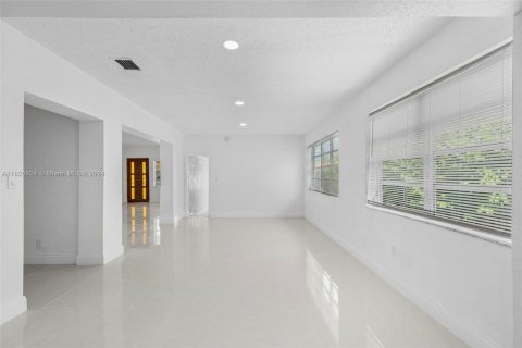 Casa en venta en Miami, Florida, 4 dormitorios, 253.72 m2 № 1272546 - foto 13