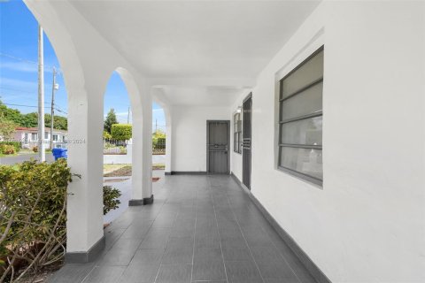 Casa en venta en Miami, Florida, 4 dormitorios, 253.72 m2 № 1272546 - foto 2