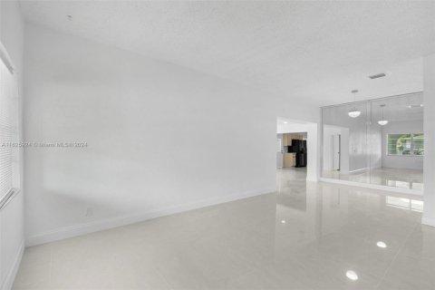 House in Miami, Florida 4 bedrooms, 253.72 sq.m. № 1272546 - photo 27