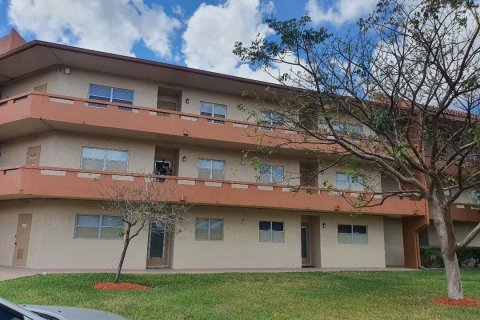 Condo in Tamarac, Florida, 2 bedrooms  № 1160444 - photo 15