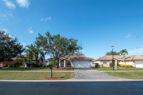 House in Naples, Florida 3 bedrooms, 140.65 sq.m. № 1002123 - photo 3