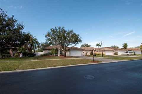 House in Naples, Florida 3 bedrooms, 140.65 sq.m. № 1002123 - photo 2