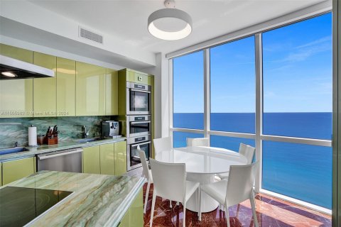 Condo in Sunny Isles Beach, Florida, 2 bedrooms  № 936330 - photo 11