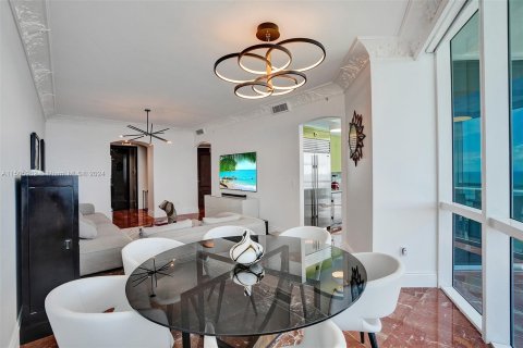 Condominio en venta en Sunny Isles Beach, Florida, 2 dormitorios, 159.98 m2 № 936330 - foto 8