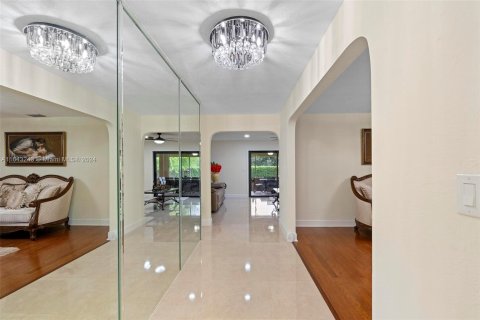 House in Miami, Florida 4 bedrooms, 219.06 sq.m. № 1325877 - photo 10