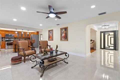 Casa en venta en Miami, Florida, 4 dormitorios, 219.06 m2 № 1325877 - foto 15