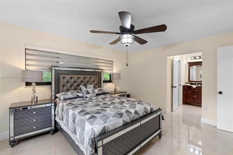 Casa en venta en Miami, Florida, 4 dormitorios, 219.06 m2 № 1325877 - foto 25