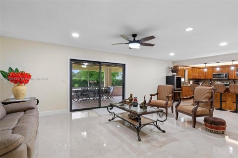 House in Miami, Florida 4 bedrooms, 219.06 sq.m. № 1325877 - photo 14