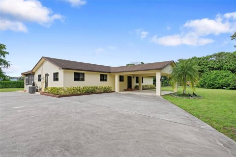 House in Miami, Florida 4 bedrooms, 219.06 sq.m. № 1325877 - photo 1