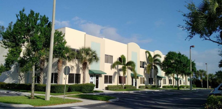 Commercial property in Lake Worth, Florida № 981952