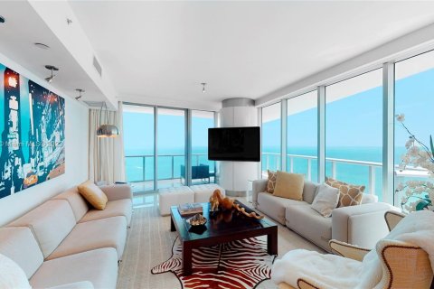 Condo in Sunny Isles Beach, Florida, 4 bedrooms  № 830110 - photo 1