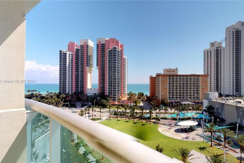 Condo in Sunny Isles Beach, Florida, 1 bedroom  № 940510 - photo 1