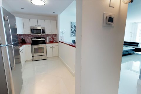 Condo in Sunny Isles Beach, Florida, 1 bedroom  № 940510 - photo 4