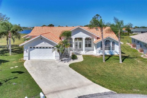 Villa ou maison à vendre à Punta Gorda, Floride: 4 chambres, 312.99 m2 № 1130136 - photo 1