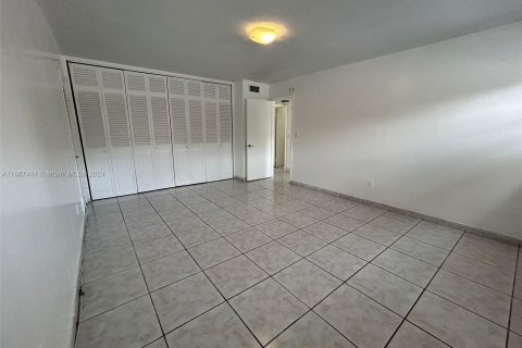 Condo in North Miami, Florida, 2 bedrooms  № 1382050 - photo 13