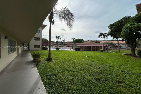 Condo in North Miami, Florida, 2 bedrooms  № 1382050 - photo 15