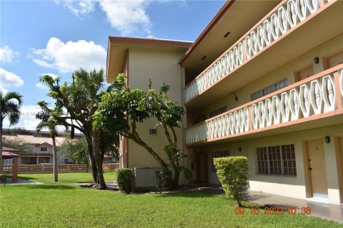 Condo in North Miami, Florida, 2 bedrooms  № 1382050 - photo 19