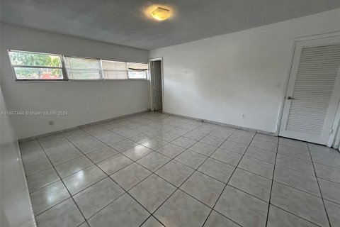 Condo in North Miami, Florida, 2 bedrooms  № 1382050 - photo 12