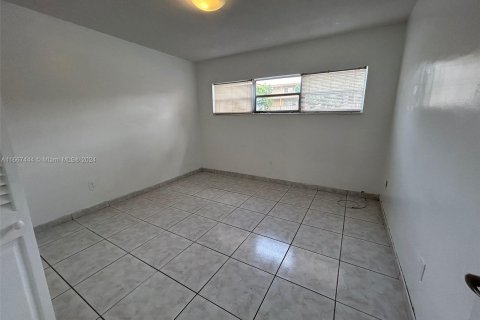 Condo in North Miami, Florida, 2 bedrooms  № 1382050 - photo 10