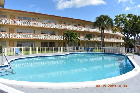 Condo in North Miami, Florida, 2 bedrooms  № 1382050 - photo 21