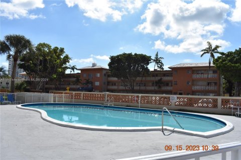 Condo in North Miami, Florida, 2 bedrooms  № 1382050 - photo 20