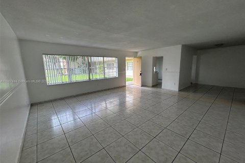 Condo in North Miami, Florida, 2 bedrooms  № 1382050 - photo 3