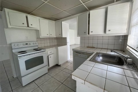 Condo in North Miami, Florida, 2 bedrooms  № 1382050 - photo 6