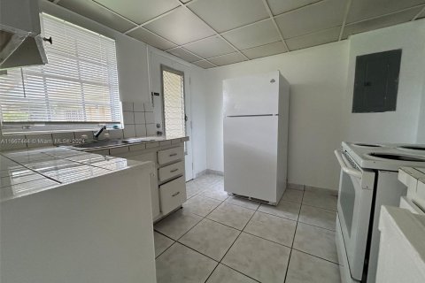 Condo in North Miami, Florida, 2 bedrooms  № 1382050 - photo 4