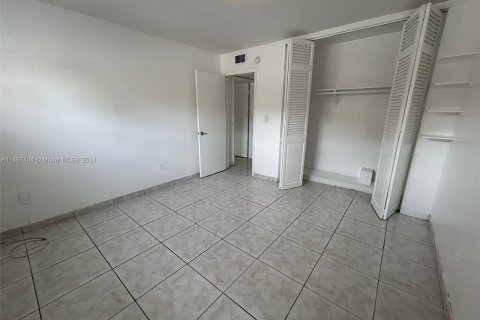 Condo in North Miami, Florida, 2 bedrooms  № 1382050 - photo 11