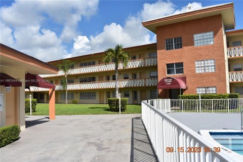 Condo in North Miami, Florida, 2 bedrooms  № 1382050 - photo 1