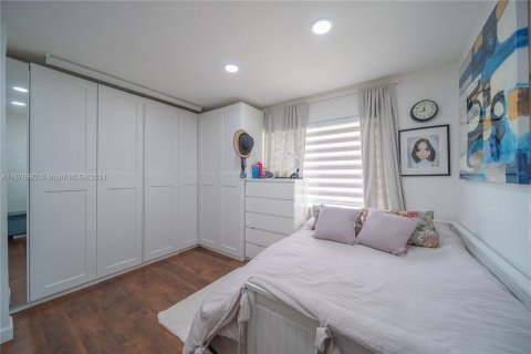 Casa en venta en Biscayne Park, Florida, 6 dormitorios, 158.49 m2 № 1127570 - foto 24
