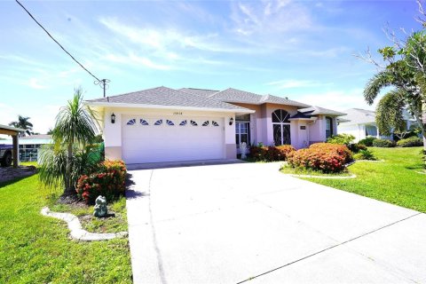 House in Port Charlotte, Florida 3 bedrooms, 179.58 sq.m. № 1340073 - photo 1