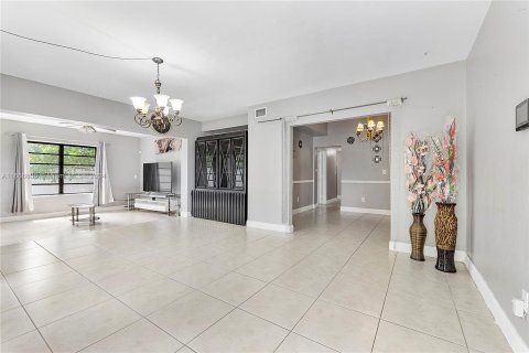 Villa ou maison à vendre à North Miami Beach, Floride: 4 chambres, 155.33 m2 № 1381689 - photo 5