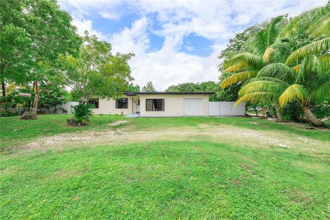 House in North Miami Beach, Florida 4 bedrooms, 155.33 sq.m. № 1381689 - photo 2