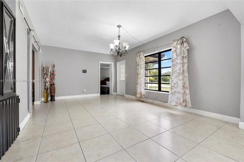 House in North Miami Beach, Florida 4 bedrooms, 155.33 sq.m. № 1381689 - photo 6